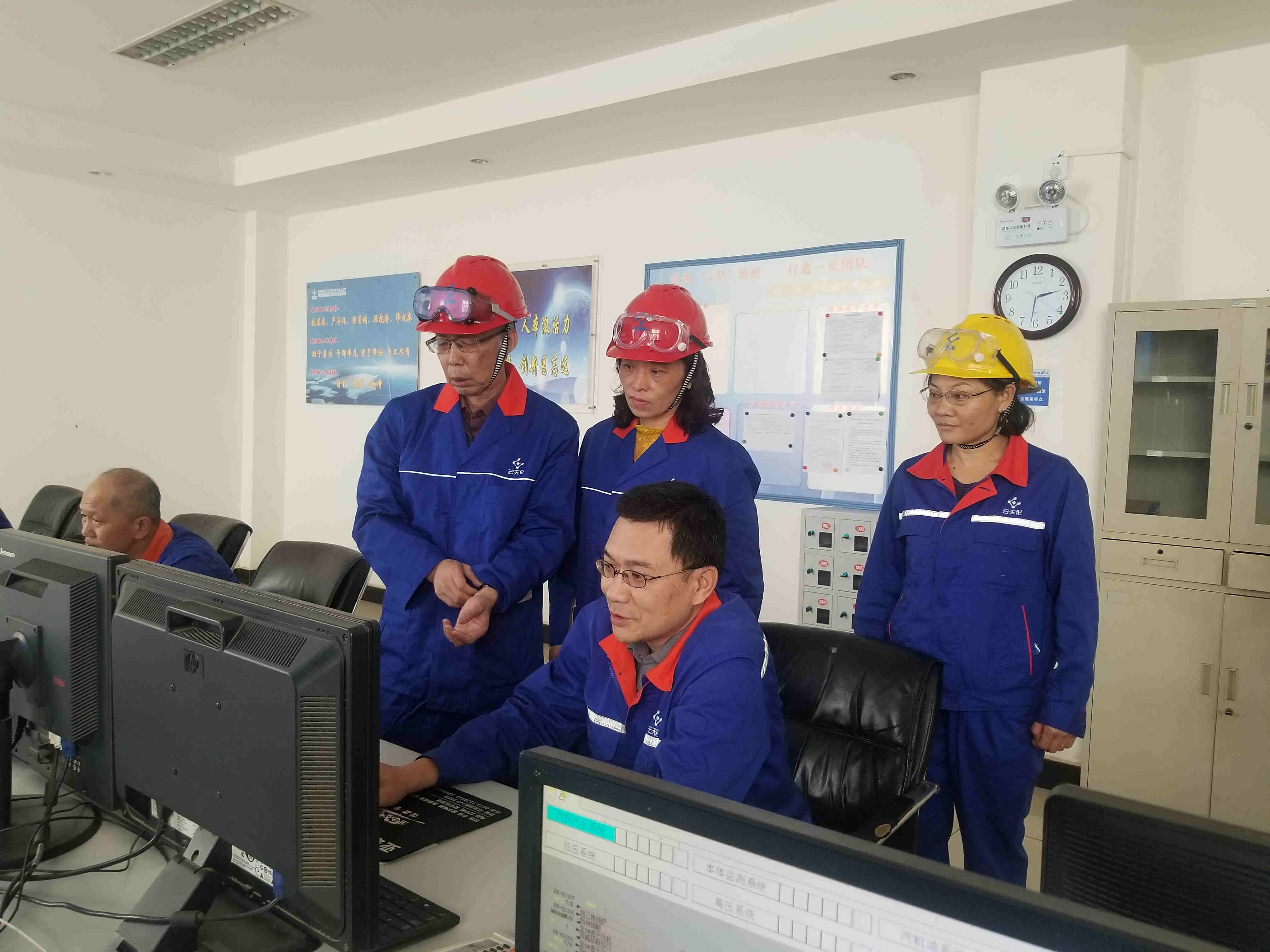 专家组对我市云天化红磷化工有限公司安全标准化评审现场检查 图1_副本