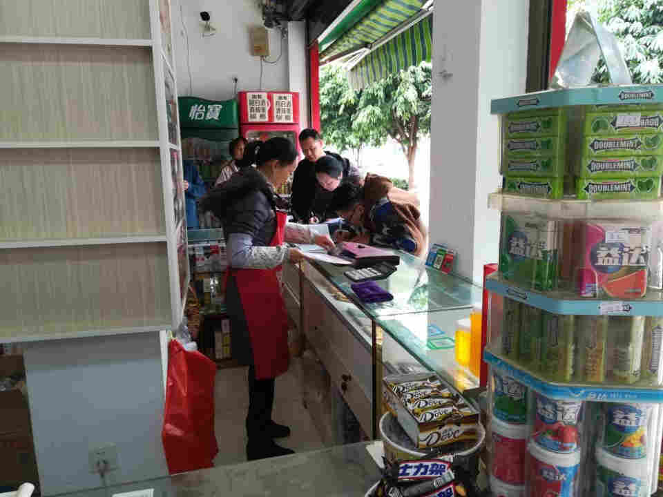 2019年12月6日危安科工作人员检查烟花爆竹零售店