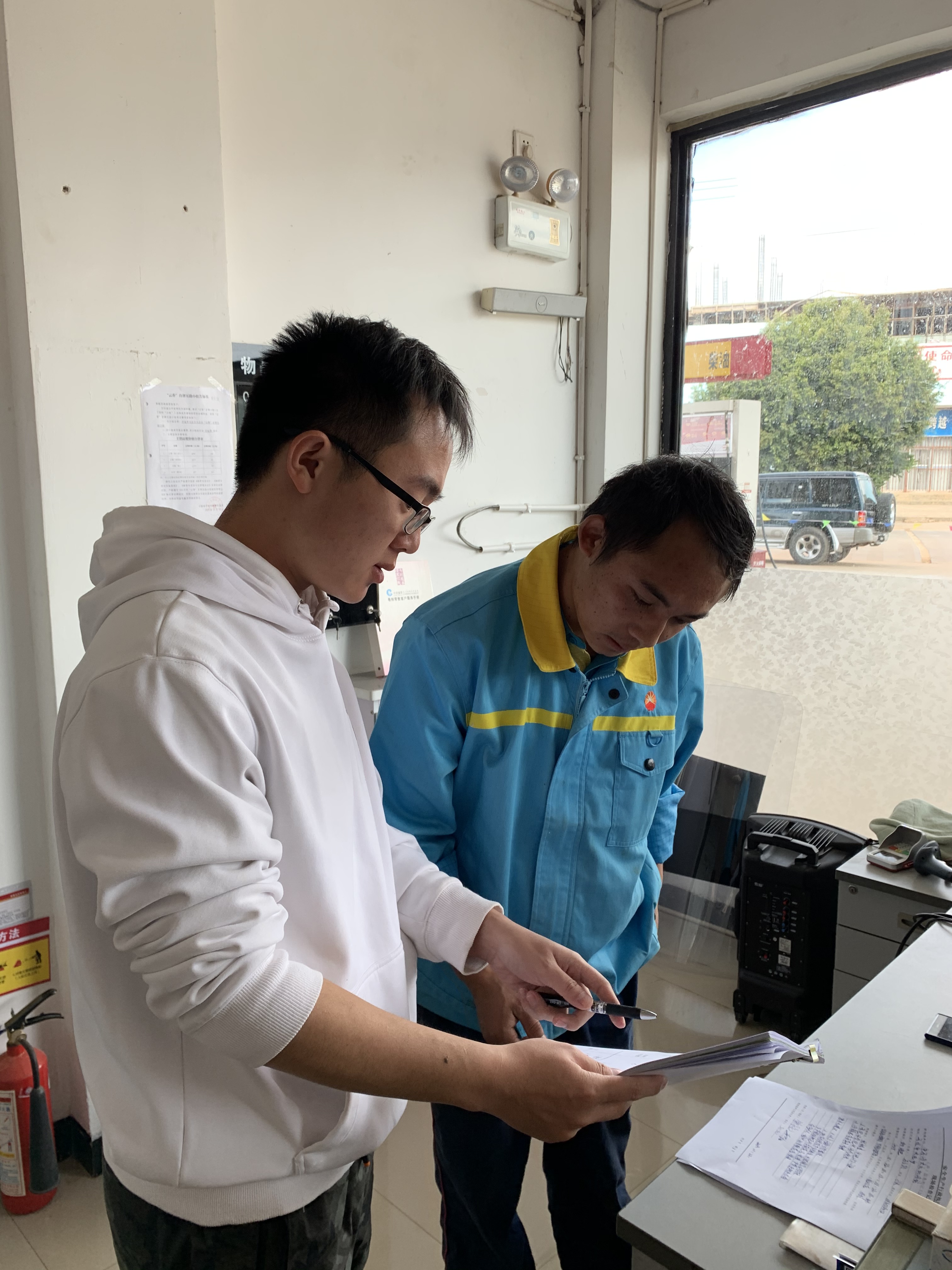 2019年11月22日危安科工作人员检查大庄中石油加油站