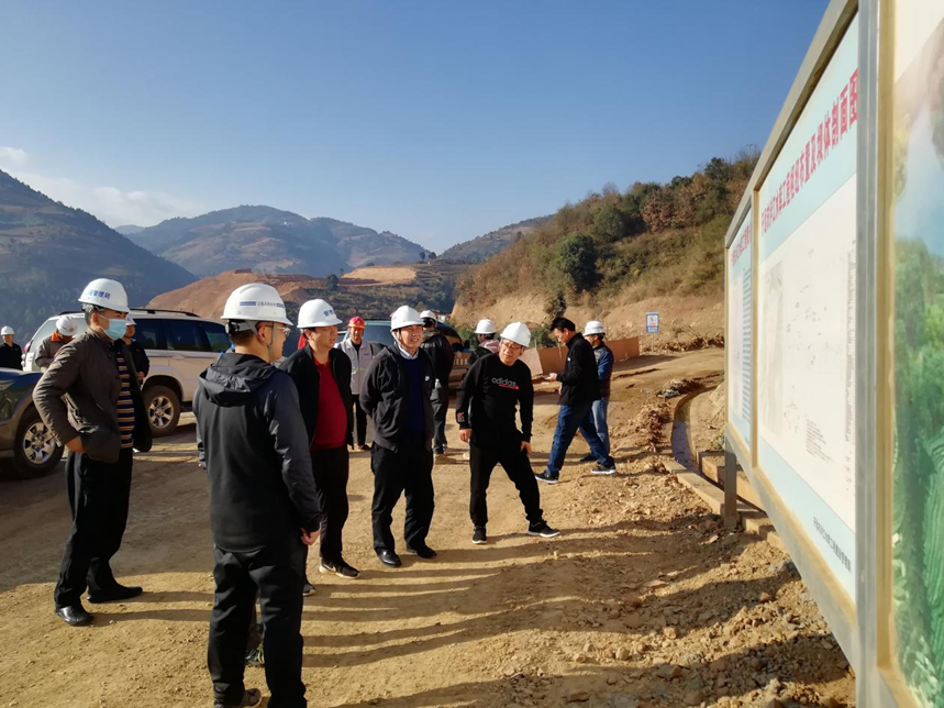 图为检查组到泸江水库施工现场检查