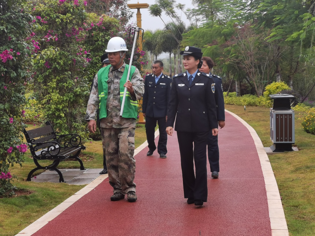 图为河库管理站工作人员和河长制专管员日常管河