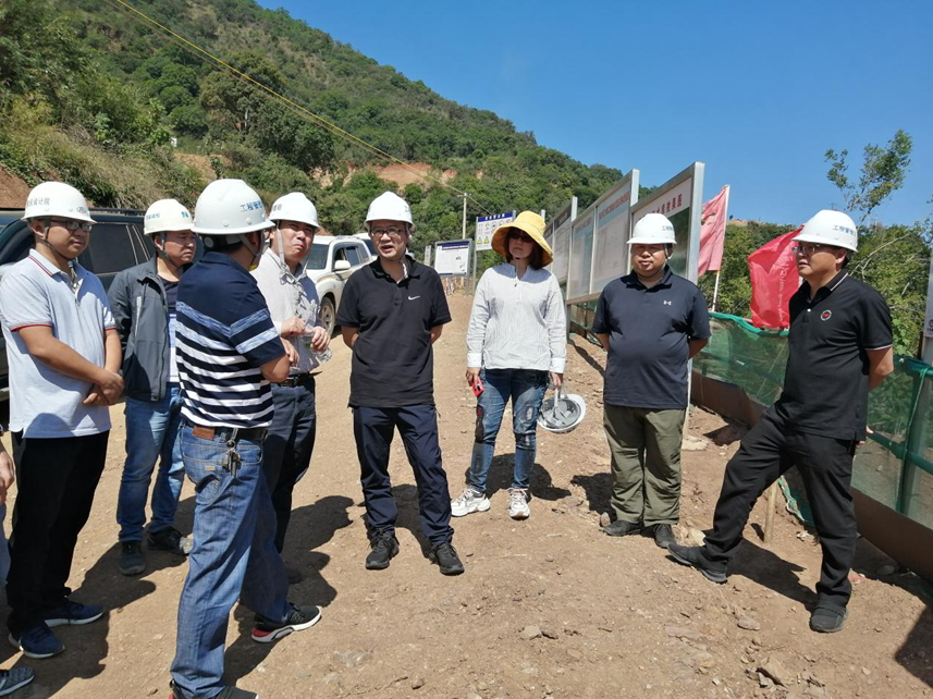 图为调研组现场调研泸江水库工程建设